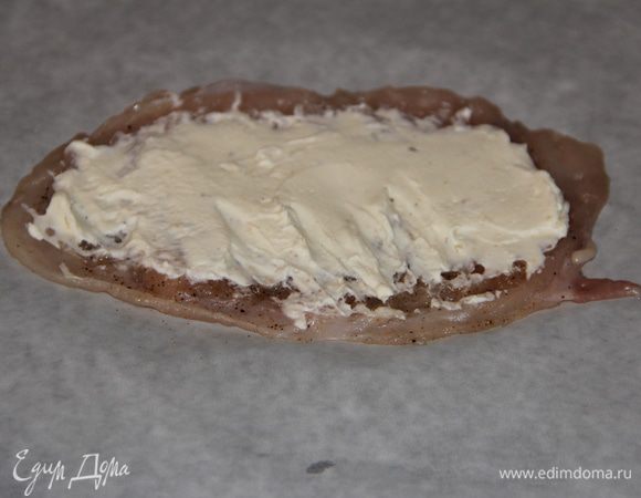 Куриное филе смазываем тонким слоем творожного сыра.