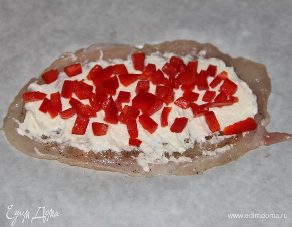 Перец моем и режем на небольшие кубики... и посыпаем сверху филе.