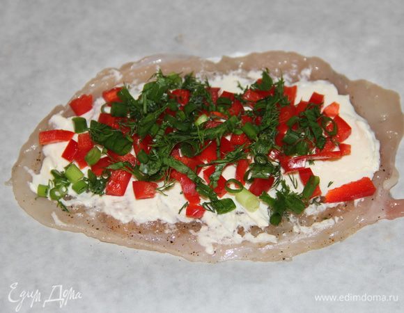 Затем посыпаем щепоткой мелко порезанной зелени.