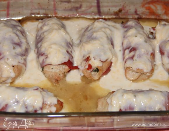 Приготовим соус. Соус: твердый сыр натереть на терке и смешать с натуральным йогуртом... Полить сверху рулетики и поставить в духовку до тех пор, пока сыр не расплавится...