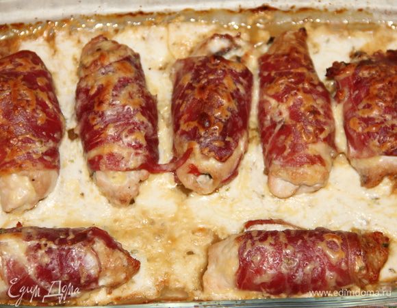 Рулетики получаются сочными внутри с хрустящей корочкой.
Гарнир к рулетикам - на ваш вкус. 
Приятного аппетита!!!