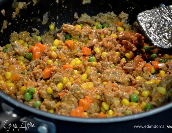 В это время обжарим на разогретой сковороде лук и фарш до готовности. Добавим соль и перец, специя Тако.  Перемешаем. Добавить рис отваренный, перемешать, соус Пиканте. Затем кукурузу и горошек с морковью, перемешать.