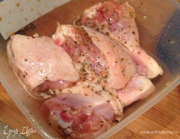 Маринуем мясо курицы. Мясо моем, сушим, кладем в удобную посуду. Соль, перец, орегано, розмарин, мелко рубленный чеснок и 1 ст. ложка соевого соуса все вместе перемешиваем с мясом, закрываем крышкой и оставляем на 30 минут мариноваться. 