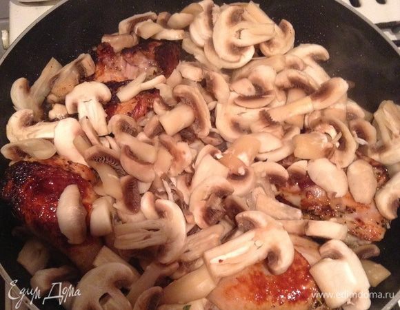 Пока мясо маринуется, приготовим остальные ингредиенты. Грибы режем на пластинки.   