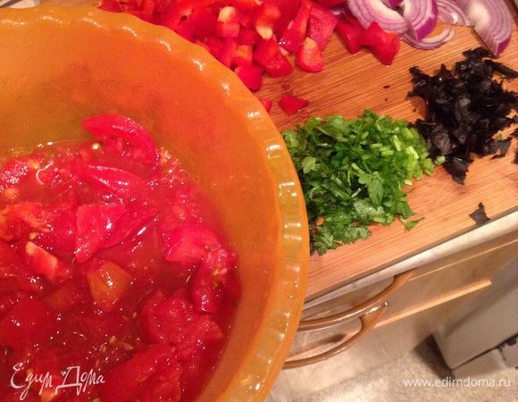 Лук на полукольца, от помидоров избавляемся кожи и режем на мелкие кусочки, красный перец на кубики.