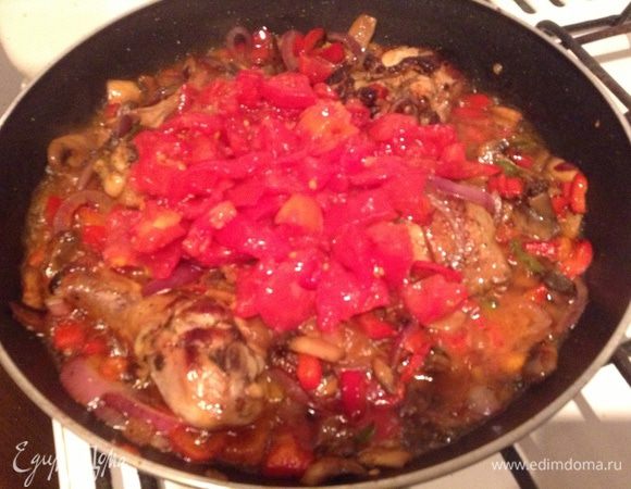 После добавляем помидор и аккуратно распределяем, добавляем соль, перец и накрываем крышкой, тушим 10 минут.