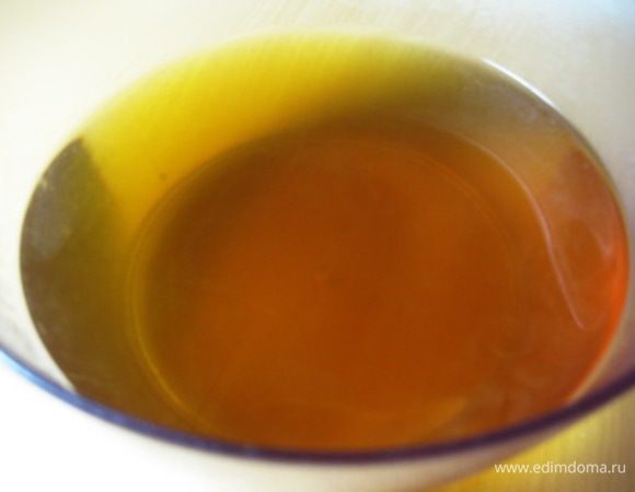 Приготовить овощной бульон. Для этого очистить одну луковицу и одну морковь. Выложить в кастрюлю лук, морковь, сушеный сладкий перец, смесь пяти перцев и лавровый лист. Залить холодной водой (2-2,5 л) и поставить на огонь. Довести до кипения и варить 30-40 минут. Затем процедить бульон через сито и посолить по вкусу. Получается красивый оранжевый бульон.