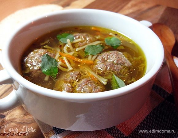 Готовый суп разлить по тарелкам и украсить листиками базилика.
Приятного аппетита!