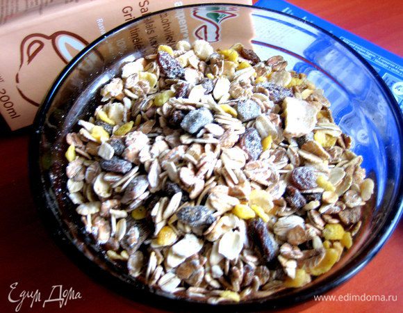 От большой пачки мюсли у меня осталась такая порция и я решила дать ей новую жизнь))) В составе овёс, кукурузные хлопья, сухие бананы, вяленые фрукты...