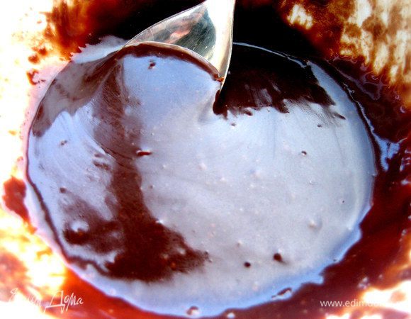 Для новой жизни нужно растопить шоколад на водяной бане, чуть добавив сливок, если шоколад плохо плавится...