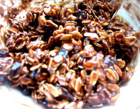 Не бойтесь, что хлопья будут жёсткими (я сама этого побаивалась!)... После холодильника они пропитались и стали очень удобными в поедании))) Жевались, как обычное печенье!