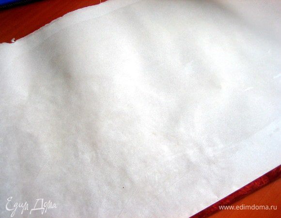 Складываем пергамент в два ряда и слегка смазываем нейтральным растительным маслом.