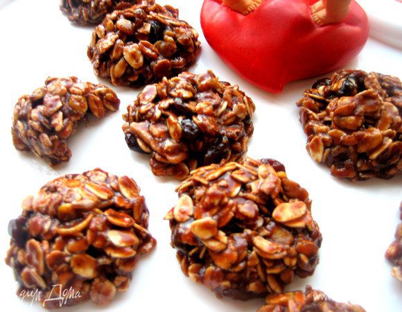 Шоколад хорошо пропитает весь состав и заодно соединит конфетку и она точно не рассыплется при откусывании)))