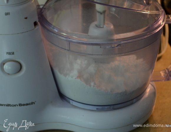 Смазать съемную форму маслом, выложить вниз круг по размеру формы из пищевой бумаги для выпечки.
Пропульсировать 3 первых ингредиента в фудпроцессоре.  Примерно 3 раза.