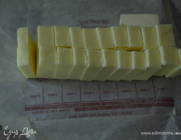 Сливочное холодное масло порезать кусочками и добавить в процессор постепенно. Пропульсировать 5-6 раз.