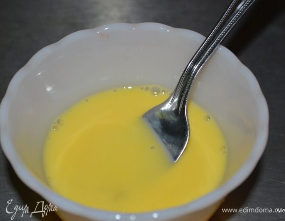 Смешать в малой емкости 2 желтка и ледяную воду.