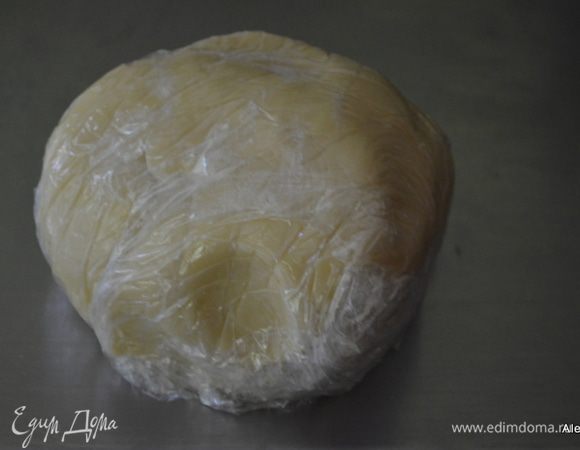 Добавлять в общую массу желтковую смесь небольшими порциями после каждого про пульсировать раз.
Выложить тесто на пищевую пленку достаточного размера,пленка нам пригодится в дальнейшем процессе. Завернуть тесто и положить в холодильник на 4 или 24 часа, у меня на сутки получилось.