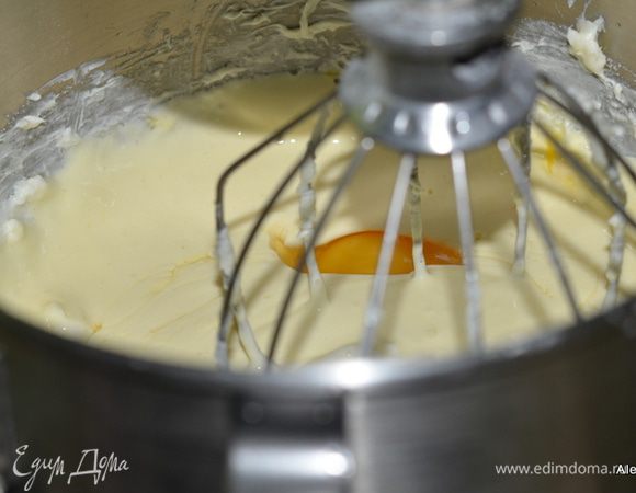 Взбить сливочный сыр на средней скорости до однородного мягкого состояния. Добавить сахар. Затем по одному яйцу за раз. После каждого раза перемешивая. затем добавим ванильный экстракт. 