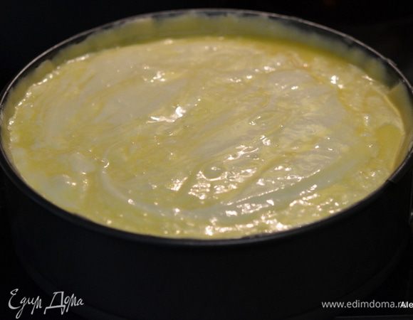 Выльем в приготовленную форму  большую часть сливочного сыра, затем примерно 1 стакан лимон. курда,перемешаем осторожно ножом и затем остальную часть слив.сыра. Поставим в разогретую духовку на 160 гр. на 1 час 5 мин. Как зазвенит таймер, оставим в духовке отключенной чизкейк на 15 мин.