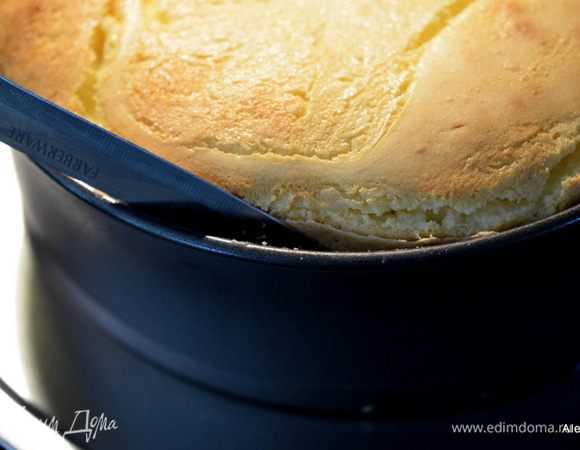 Затем достанем из духовки, осторожно провернем ножом по окружности между стенками. Дадим полностью остыть чизкейку. Примерно 2 часа.