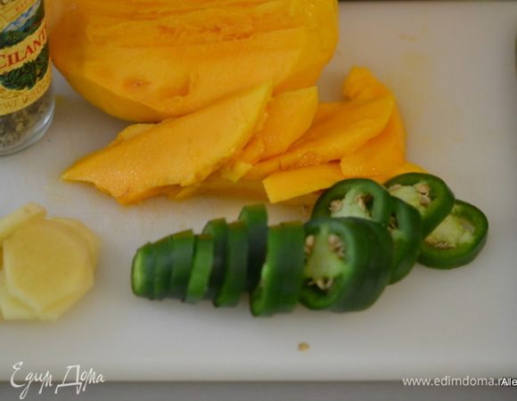 Разогреть духовку до  200 гр. Манго, имбирь, халапеньо порезать.