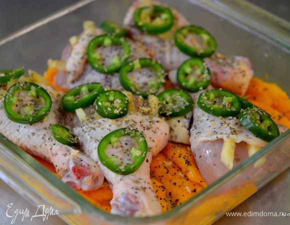 Куриные части посолить и поперчить. Выложить в жаропрочное блюдо вначале манго ломтиками, затем курин. части, сверху халапеньо  кольцами и имбирь, кинза. Сбрызнем лаймовым соком.