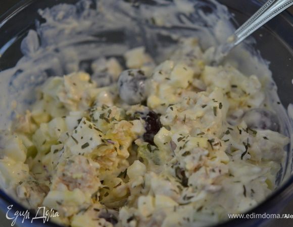 Смешать тунца,  яйца, сельдерей, эстрагон, горстку винограда. Добавить заправку, эстрагон и перемешать.