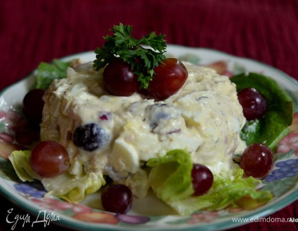 Выложить на листья салата. Добавить для украшения виноград. Подавать к столу. Приятного аппетита.