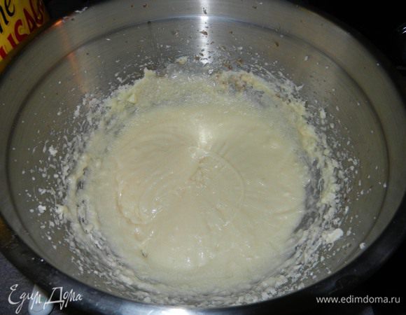 Разогреть духовку до 190 гр. Подготовить форму для выпечки, смазав маслом, или поместив бумажные заготовки.
Размягченное масло взбить миксером, добавить 1 ст. сахара, перемешать. Добавить яйца, ванильный экстракт, разрыхлитель и соль и перемешать миксером.