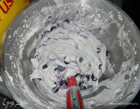 Добавить половину требуемой муки и молока и перемешать на низкой скорости. Повторить с оставшейся мукой и молоком. Добавить оставшуюся ягоду и аккуратно перемешать снизу вверх.