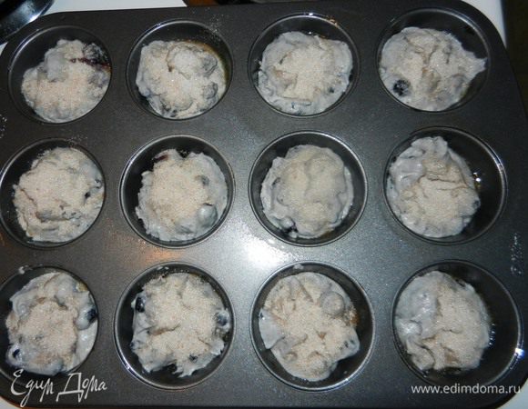 Для присыпки:
В отдельной небольшой миске смешайте оставшиеся 2 ст.л. сахара с корицей. Можно использовать коричневый сахар и чуток больше корицы.
Формы заполните на 3/4 и сверху присыпьте корицей с сахаром.