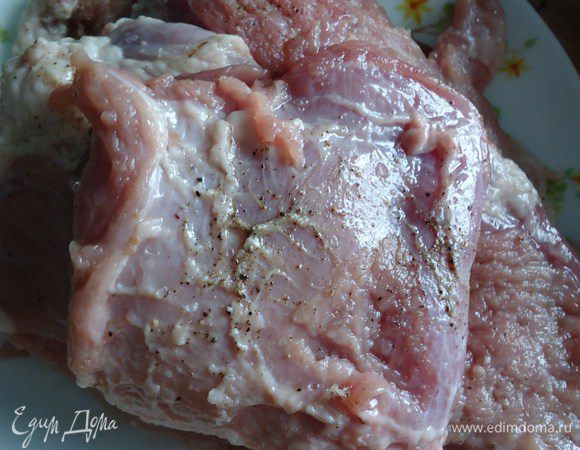 Мясо отбить, посолить и поперчить с двух сторон.