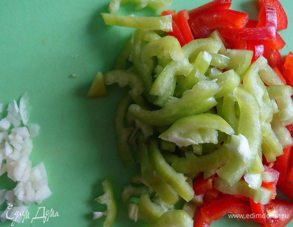 Перец нарезать соломкой, чеснок мелко порубить.