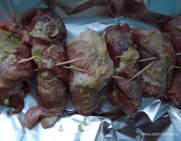 Рулетики сложить на лист с фольгой, сверху намазать их горчицей (количество горчицы на ваш вкус). Обернуть все фольгой.