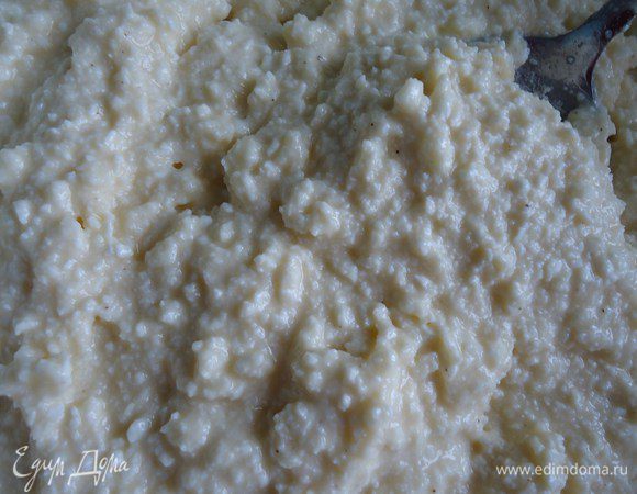 Творог хорошо размять. Добавить яйца, сахар, соль, муку, ванилин, корицу, все хорошо перемешать до однородной массы.