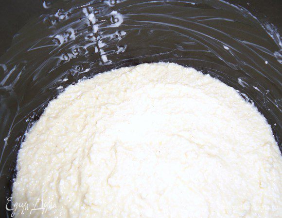 Дно и стены кастрюли смазать сливочным маслом, выложить массу. Готовить на программе "Выпечка".