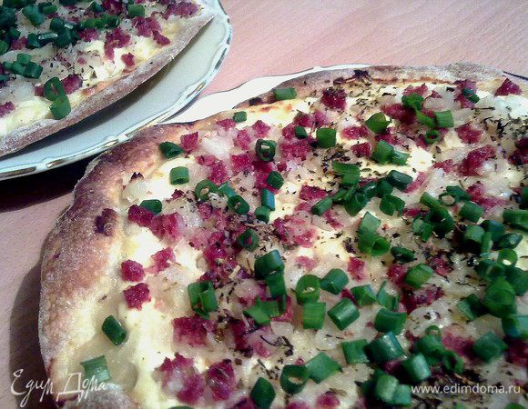 Замесить тесто из указанных ингредиентов. Оставить минут на 30.