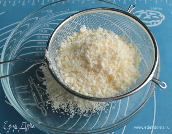 Деревенский творог протереть через сито.