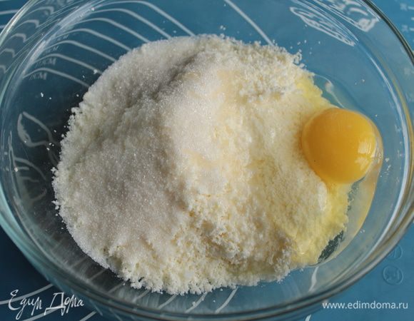 Добавить соль, сахар, яйцо,