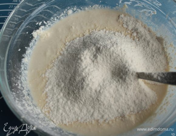 Просеять часть муки.