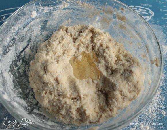 Когда тесто начнёт отставать от стенок посуды, добавить столовую ложку растительного масла.