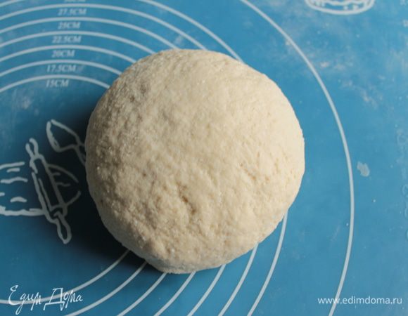 Соберите тесто в мягкий шар.