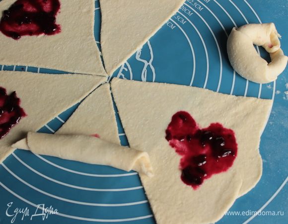 Разделите тесто примерно на три части. Из каждой части раскатать круг, разрезать его на сегменты.