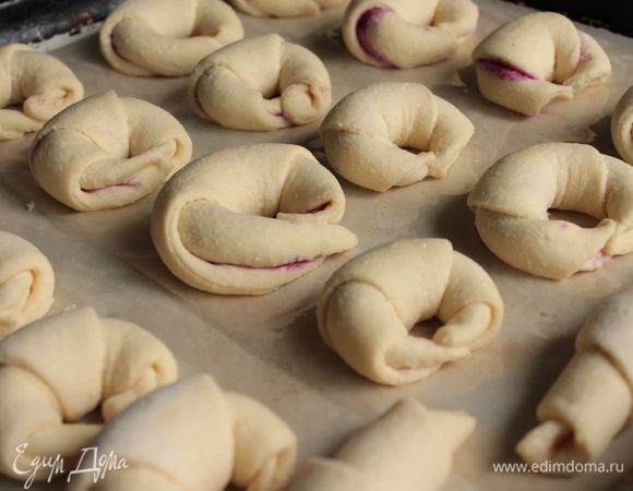 Сверху смазываем желтком.

Выпекать при 220* примерно 13-15 мин.