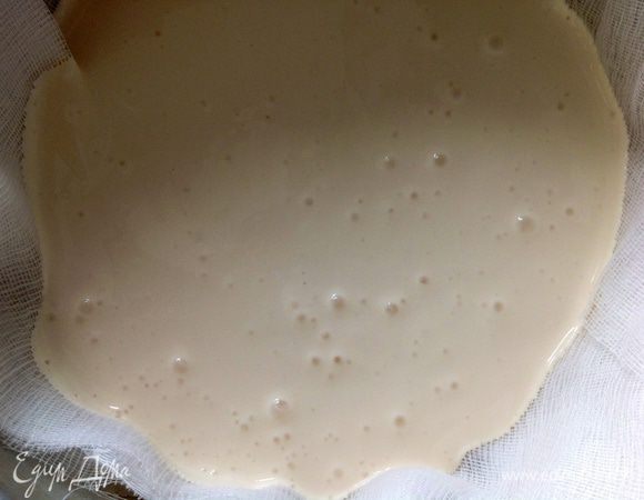 Откинуть полученную массу на дуршлаг, выстеленный марлей в 3-4 слоя. Всё это накрываем сверху крышкой и ставим в холодильник на 36-48 часов. Чтоб крем-сыр был более густым, лучше подержать 48 часов. За это время стечет сыворотка и останется вкуснейший крем-сыр.