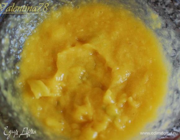 Очищенное манго  измельчить блендером в пюре.