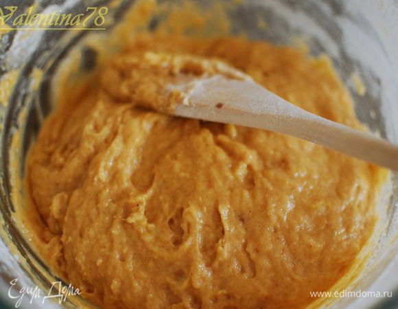 Добавить арахисовое масло,еще раз взбить.Всыпать просеянную муку с разрыхлителем, и замесить тесто. Получится тесто средней густоты.