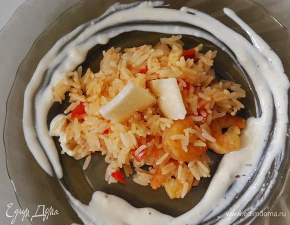Сервируем паэлью с теплым лимонным соусом, а так же добавляем кусочки пармезана. Солоноватый вкус сыра придаст пикантности блюду.
