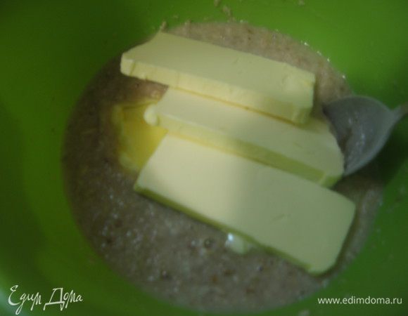 В овсяные хлопья добавляем мед, сахар, сливочное масло и заливает крутым кипятком. Оставляем на 20 минут.