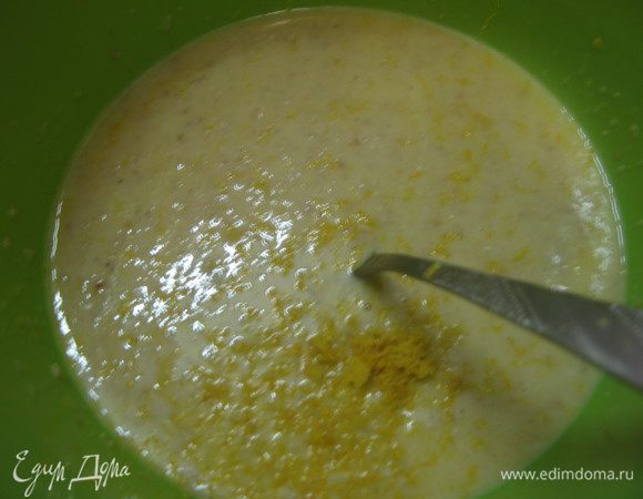 В чуть остывшие хлопья добавляем яйца цедру лимона, хорошо перемешиваем,